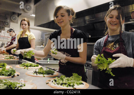 LEDE - Woodcreek arts culinaires de l'école secondaire, les étudiants de gauche, Dorian Concept Evans (CQ), 17, Emily Holmes (cq, centre), 17 ans, et Sarah Hayek (cq, droite), 17 ans, aider à préparer la nourriture dans la cuisine de l'école pour 3 000 personnes pour la grande ouverture de la Californie Centre FFA à Galt, 20 février 2007. L'culinar Banque D'Images