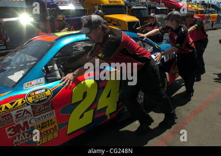 Deuxième -- membres de l'équipe de Jeff Gordon's #  24 Location de pousser le véhicule à une station d'inspection après qu'il n'a pas réussi à se qualifier au Toyota/Save Mart 350 à Sonoma, le vendredi 22 juin 2007. ( Le Sacramento Bee / Hector Amezcua ) Banque D'Images