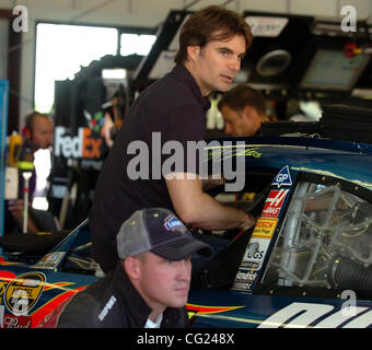 Jeff Gordon, climed de sa voiture après avoir échoué à l'inspection à la Toyota/Save Mart 350 à Sonoma, le vendredi 22 juin 2007. Gordon devra commencer à la fin de la course à l'Infineon Raceway à Sonoma le dimanche. ( Le Sacramento Bee / Hector Amezcua ) Banque D'Images