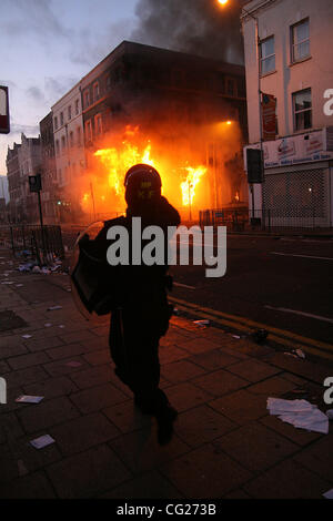 Le 8 août 2011 - London, Greater London, United Kingdom - la police anti-émeute a enfin passer dans les émeutiers ont mis le feu à des prêteurs sur gages local des capacités dans le sud de Londres Croydon incertain si quelqu'un est coincé à l'intérieur (crédit Image : ©/ZUMAPRESS.com) Liasi Theodore Banque D'Images