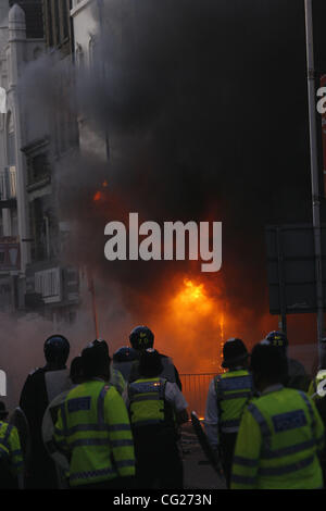 Le 8 août 2011 - London, Greater London, United Kingdom - la police anti-émeute a enfin passer dans les émeutiers ont mis le feu à des prêteurs sur gages local des capacités dans le sud de Londres Croydon incertain si quelqu'un est coincé à l'intérieur (crédit Image : ©/ZUMAPRESS.com) Liasi Theodore Banque D'Images