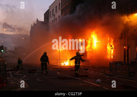 Le 8 août 2011 - London, Greater London, Royaume-Uni - pompiers enfin arriver 30 minutes de lutte contre l'incendie à un prêt sur gages local après des émeutiers ont mis le feu à des capacités dans le sud de Londres Croydon (crédit Image : ©/ZUMAPRESS.com) Liasi Theodore Banque D'Images