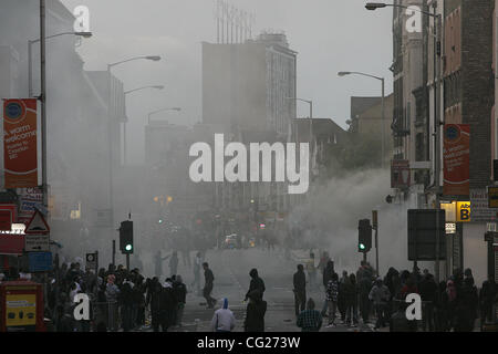 Le 8 août 2011 - London, Greater London, Royaume-Uni - émeutiers masqués ont mis le feu à des prêteurs sur gages local building à Croydon dans le sud de Londres que la police veille sur (crédit Image : ©/ZUMAPRESS.com) Liasi Theodore Banque D'Images