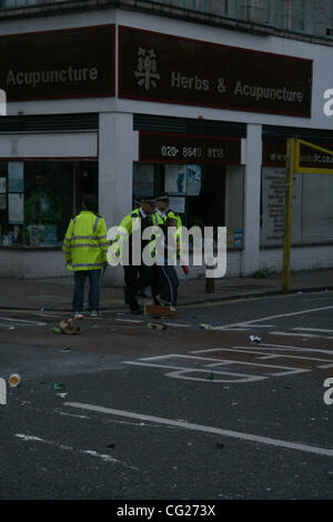 Le 8 août 2011 - London, Greater London, Royaume-Uni - déplacer la police pour faire une arrestation dans le centre de Croydon après pillards avaient mis le feu à un prêt sur gages local (crédit Image : ©/ZUMAPRESS.com) Liasi Theodore Banque D'Images