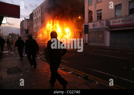 Le 8 août 2011 - London, Greater London, United Kingdom - la police anti-émeute a enfin passer dans les émeutiers ont mis le feu à des prêteurs sur gages local des capacités dans le sud de Londres Croydon incertain si quelqu'un est coincé à l'intérieur (crédit Image : ©/ZUMAPRESS.com) Liasi Theodore Banque D'Images