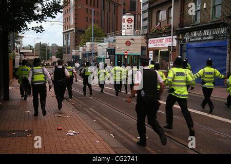 Le 8 août 2011 - London, Greater London, United Kingdom - la police anti-émeute se déplacent dans les pilleurs comme par effraction dans des commerces dans le centre de Croydon South London (crédit Image : ©/ZUMAPRESS.com) Liasi Theodore Banque D'Images