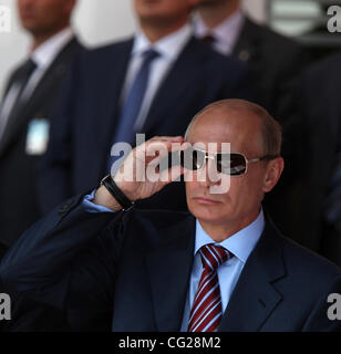 Août 17,2011.Joukovski ville de Moscou,Russie. Sur la photo : Vladimir Poutine , premier-ministre de la Russie assiste à MAKS-2011 Aviation & Space Salon de coiffure. Banque D'Images