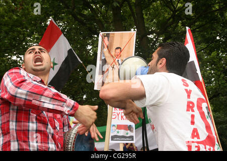 20 août 2011 - London, Greater London, Royaume-Uni - des manifestants syriens manifester devant l'ambassade de la République arabe syrienne avant de passer à Downing Street à Londres pour appeler le président Assad de se retirer (crédit Image : ©/ZUMAPRESS.com) Liasi Theodore Banque D'Images