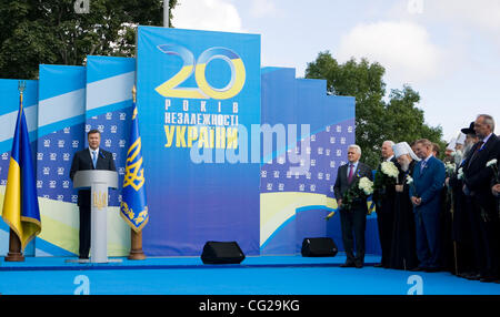 Août 24,2011.Kiev Ukraine,.Le 20ème anniversaire de l'indépendance de l'Ukraine est célébrée dans l'Ukraine. Sur la photo : le président de l'Ukraine Viktor Ianoukovitch (l)faire de discours lors de la cérémonie de célébration officielle à Kiev. Banque D'Images