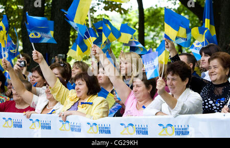 Août 24,2011.Kiev Ukraine,.Le 20ème anniversaire de l'indépendance de l'Ukraine est célébrée dans l'Ukraine. Sur la photo : les ukrainiens présents à la cérémonie de célébration officielle à Kiev. Banque D'Images