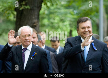 Août 24,2011.Kiev Ukraine,.Le 20ème anniversaire de l'indépendance de l'Ukraine est célébrée dans l'Ukraine. Sur la photo : Ukraine's Premier-ministre Nikolaï Azarov (l)avec l'Ukraine, le Président Viktor Ianoukovitch (r)participation à la cérémonie de célébration officielle à Kiev. Banque D'Images