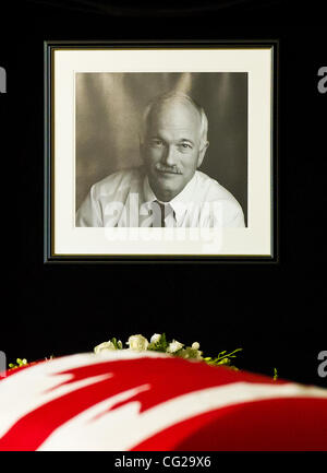 24 août 2011 - Ottawa, Ontario, Canada - Une photo commémorative placée à côté du corps du chef du NPD Jack Layton comme il se trouve dans la région dans le foyer de la Chambre des communes sur la Colline du Parlement. (Crédit Image : © Marc DesRosiers/ZUMAPRESS.com) Southcreek/mondial Banque D'Images