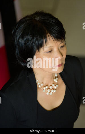 24 août 2011 - Ottawa, Ontario, Canada - Membre du Parlement Olivia Chow regarde vers son défunt mari le chef du NPD Jack Layton comme il se trouve dans la région dans le foyer de la Chambre des communes sur la Colline du Parlement (crédit Image : © Marc DesRosiers/ZUMAPRESS.com) Southcreek/mondial Banque D'Images