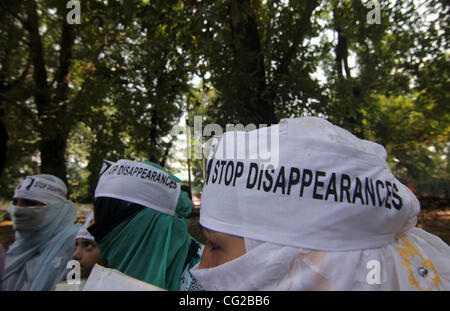 En tant que parents de l'absence d'un musulmans du Cachemire prendre part au cours d'un sit pour protester à Srinagar, la capitale d'été du Cachemire indien, 29/8/ 2011. L'Association des Parents de personnes disparues (APDP) a organisé la protestation contre le gouvernement de l'état cherchant le sort de milliers de personnes qui Banque D'Images