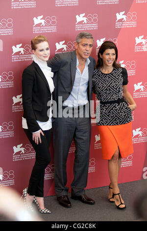 July 30, 2011 - Venise, Italie - (de gauche à droite) Evan Rachel Wood, George Clooney et Marisa Tomei posent pour la photo appel à ''l'Ides de Mars'' première du film lors de la 68ème Festival International du Film de Venise (crédit Image : © Marcello Farina/ZUMAPRESS.com) Southcreek/mondial Banque D'Images