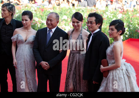 1 Septembre, 2011 - Venise, Italie - de gauche à droite, Masanobu Ando acteur actrice Landy Wen, producteur John Woo et actrice Lo Mei-ling Wei Te-Sheng directeur et sur le tapis rouge avant 'Guerriers de l'Arc en Ciel' première du film lors de la 68ème Festival International du Film de Venise (crédit Image : © Marcel Banque D'Images