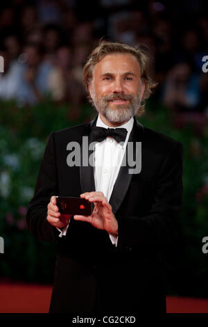 1 Septembre, 2011 - Venise, Italie - l'Acteur Christoph Waltz dit ''Je vais prendre une photo de Roman Polanski'' qui ne peuvent pas être ici ce soir'' sur le tapis rouge avant de ''Carnage'' première du film lors de la 68ème Festival International du Film de Venise..Directeur Polanski ne pouvaient pas assister première du film. (Crédit Image : © M Banque D'Images