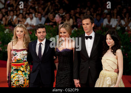 1 Septembre, 2011 - Venise, Italie - ensemble en fonte de gauche à droite Natalie Dormer, Oscar Isaac, Abbie Cornish, Andrea Riseborough, James D'Arcy sur le tapis rouge avant "W.E" film réalisé par Madonna avant premiere lors de la 68ème Festival International du Film de Venise (crédit Image : © Marcello Farin Banque D'Images