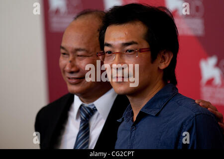 1 Septembre, 2011 - Venise, Italie - de gauche à droite producteur et réalisateur John Woo et directeur Te-Sheng Wei lors photocall avant 'Guerriers de l' Arc-en-première du film lors de la 68ème Festival International du Film de Venise (crédit Image : © Marcello Farina/ZUMAPRESS.com) Southcreek/mondial Banque D'Images