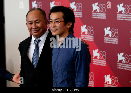 1 Septembre, 2011 - Venise, Italie - de gauche à droite producteur et réalisateur John Woo et directeur Te-Sheng Wei lors photocall avant 'Guerriers de l' Arc-en-première du film lors de la 68ème Festival International du Film de Venise (crédit Image : © Marcello Farina/ZUMAPRESS.com) Southcreek/mondial Banque D'Images