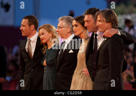 2 Septembre, 2011 - Venise, Italie - full cast de gauche à droite, Michael Fassbender, Sarah Gadon, le réalisateur David Cronenberg, Keira Knightley, Vincent Cassel, Viggo Mortensen au cours de tapis rouge pour "une méthode dangereuse" film réalisé par David Cronenberg avant premiere lors de la 68ème International de Venise Banque D'Images