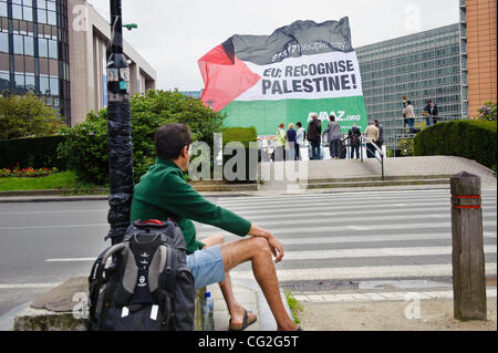 12 septembre 2011 - Bruxelles, BXL, Belgique - Une haute de quatre étages drapeau palestinien vole devant le Conseil européen, à Bruxelles. L'organisation de campagne mondiale ont organisé une protestation d'Avaaz appelant les dirigeants européens à rejoindre l'appel international à la création d'un État palestinien devant l'UE f Banque D'Images