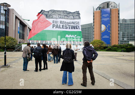 12 septembre 2011 - Bruxelles, BXL, Belgique - Une haute de quatre étages drapeau palestinien vole en face de l'immeuble du Conseil européen à Bruxelles, Belgique le 2011-09-12 L'organisation de campagne mondiale ont organisé une protestation d'Avaaz appelant les dirigeants européens à rejoindre l'appel international à st palestinienne Banque D'Images