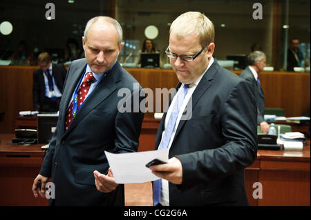 12 septembre 2011 - Bruxelles, BXL, Belgique - homologue estonien Urmas Paet (R) lit les documents avant d'un conseil affaires générales à Bruxelles, Belgique le 2011-09-12 par Wiktor Dabkowski (crédit Image : © Wiktor Dabkowski/ZUMAPRESS.com) Banque D'Images