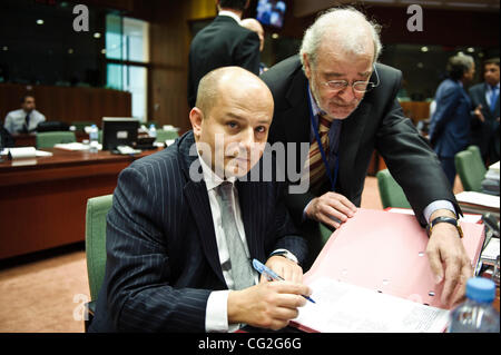 12 septembre 2011 - Bruxelles, BXL, Belgique - Secrétaire d'Etat polonais pour l'Europe Mikolaj Dowgielewicz signe les documents avant d'un conseil affaires générales à Bruxelles, Belgique le 2011-09-12 par Wiktor Dabkowski (crédit Image : © Wiktor Dabkowski/ZUMAPRESS.com) Banque D'Images