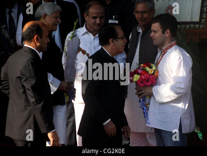 Le secrétaire général du Parti du Congrès indien et membre du Parlement (R) Rahul Gandhi arrive à Srinagar, la capitale d'été du Cachemire indien le 26/9/2011 Je suis un peuple Cachemiri. Je ne suis pas venu ici pour parler de politique. La douleur et les souffrances de ce lieu est ma souffrance ainsi, Rahul Gandhi university dit' Banque D'Images