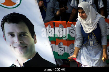 Un studant musulmans du Cachemire s'asseoir près de la photo de Rahul Gandhi lors de visite de secrétaire général du Parti du Congrès indien et membre du Parlement (R) Rahul Gandhi arrive à Srinagar, la capitale d'été du Cachemire indien sur 26/9/2011 Je suis un peuple Cachemiri. Je ne suis pas venu ici pour parler de politique. La douleur et la Banque D'Images