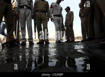 Une police indienne montent la garde près de l'endroit après un homme police abattus à moins Batamaloo de Srinagar, la capitale de sumer le Cachemire indien sur 28/9/2011,les militants ont réussi à s'enfuir de l'endroit, les sources dit, ajoutant que les forces gouvernementales ont encerclé la zone pour regarder dehors pour la police des indices sai Banque D'Images
