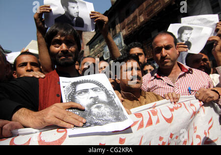 Le 30 septembre 2011 - Srinagar, au Cachemire, en Inde - Président du Front de libération du Jammu-et-Cachemire (JKLF) MUHAMMAD YUSIN MALIK (3e R) avec marches partisans pendant une manifestation contre la peine de mort donnée à Afzal Guru. La police a détenu indien Muhammad Yasin Malik président du JKLF avec plusieurs activ Banque D'Images