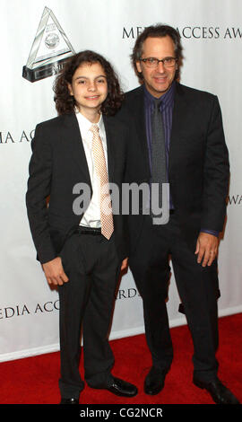 6 octobre 2011 - Los Angeles, Californie, États-Unis - Jason Katims, Max Burkholder..2011 Accès Media Awards qui a eu lieu au Beverly Hilton, Beverly Hills, CA. - 6 octobre 2011.(Image Crédit : Â©/TLeopold ZUMAPRESS.com)/Photos Globe Banque D'Images