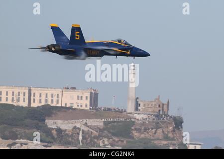 Le 7 octobre, 2011 - San Francisco, Californie, États-Unis - Les Blue Angels de la Marine d'effectuer des manœuvres acrobatiques pendant le spectacle aérien à Fleetweek à San Francisco (crédit Image : © Dinno Kovic/Southcreek/ZUMAPRESS.com) Banque D'Images