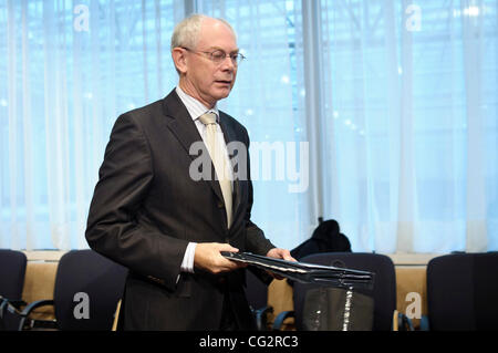 17 octobre, 2011 - Bruxelles, BXL, Belgique - belge Herman Van Rompuy , le président du Conseil de l'Europe arrive pour le Sommet Social Tripartite pour la croissance et l'emploi en avant d'un sommet du Conseil européen au siège du Conseil européen à Bruxelles, Belgique le 2011-10-17 par Wi Banque D'Images