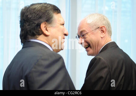 17 octobre, 2011 - Bruxelles, BXL, Belgique - Le Président de la Commission européenne, le portugais, José Manuel Barroso (G) et le belge Herman Van Rompuy , le président du Conseil européen lors du Sommet Social Tripartite pour la croissance et l'emploi en avant d'un sommet du Conseil européen au siège de l'E Banque D'Images