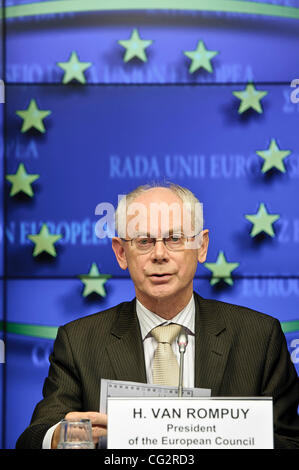 17 octobre, 2011 - Bruxelles, BXL, Belgique - Président du Conseil européen Herman Van Rompuy lors d'une conférence de presse sur le sommet social tripartite au siège du Conseil européen à Bruxelles, Belgique le 2011-10-17 Le sommet social discutera avec les partenaires sociaux comment optimiser Banque D'Images