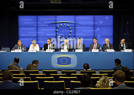 17 octobre, 2011 - Bruxelles, BXL, Belgique - (3L-R) vice-Premier Ministre, Ministre de l'économie M. Waldemar Pawlak, Président du Conseil européen Herman Van Rompuy et le président de la Commission européenne, Jose Manuel Barroso lors d'une conférence de presse sur le sommet social tripartite au siège de la Banque D'Images