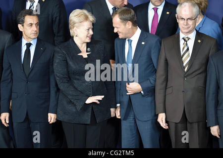 23 octobre, 2011 - Bruxelles, BXL, Belgique - (L-R) Le président français Nicolas Sarkozy , Président de la Lituanie Dalia Grybauskaite, le Premier ministre polonais Donald Tusk, et le président du Conseil européen, Herman Van Rompuy posent pour une photo de famille lors d'un Conseil européen de l'immeuble Justus Lipsius, UE Banque D'Images