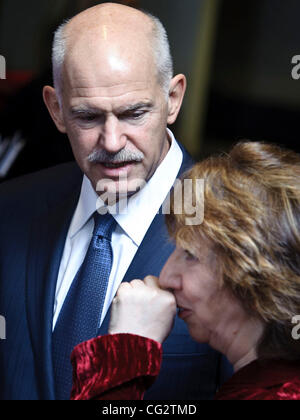 23 octobre, 2011 - Bruxelles, BXL, Belgique - Le Premier ministre grec George Papandreou (L) et Catherine Ashton, Haut Représentant de l'Union pour les Affaires étrangères et la politique de sécurité, Vice-président de la Commission arrivent pour une photo de famille lors d'un Conseil européen de l'immeuble Justus Lipsius, Banque D'Images