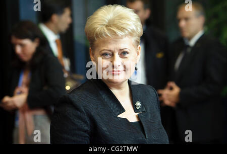 23 octobre, 2011 - Bruxelles, BXL, Belgique - le président de la Lituanie, Dalia Grybauskaite arrive avant un Conseil européen au Bâtiment Justus Lipsius, siège de l'UE à Bruxelles, Belgique le 2011-10-23 L'Europe visant à élaborer une solution à la pire crise économique de son histoire, comme le spo Banque D'Images