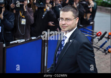 26 octobre 2011 - Bruxelles, BXL, Belgique - Premier ministre letton Valdis Dombrovskis arrive avant un Conseil européen au Bâtiment Justus Lipsius, siège de l'UE à Bruxelles, Belgique le 2011-10-26 La Commission européenne a appelé les dirigeants de la zone euro de fournir une "réponse de l'crédibles Banque D'Images