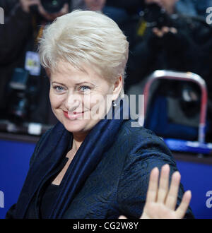 26 octobre 2011 - Bruxelles, BXL, Belgique - le président de la Lituanie, Dalia Grybauskaite arrive avant un Conseil européen au Bâtiment Justus Lipsius, siège de l'UE à Bruxelles, Belgique le 2011-10-26 La Commission européenne a appelé les dirigeants de la zone euro de fournir une "réponse à la crédibilité de la dette' Banque D'Images