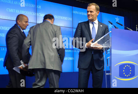 26 octobre 2011 - Bruxelles, BXL, Belgique - Le Premier ministre polonais Donald Tusk (R), le ministre des Finances Jacek Rostowski (C) et secrétaire d'État aux relations de l'UE Mikolaj Dowgielewicz tenir la conférence de presse après la réunion du Conseil européen au Bâtiment Justus Lipsius, siège de l'UE en Banque D'Images