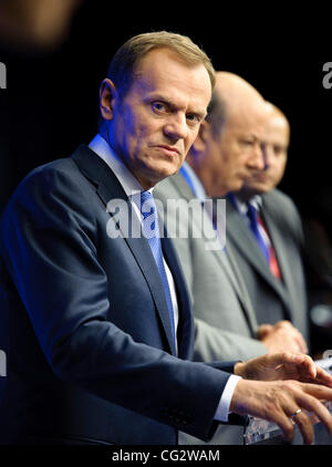 26 octobre 2011 - Bruxelles, BXL, Belgique - Le Premier ministre polonais Donald Tusk (L), le ministre des Finances Jacek Rostowski (C) et secrétaire d'État aux relations de l'UE Mikolaj Dowgielewicz tenir la conférence de presse après la réunion du Conseil européen au Bâtiment Justus Lipsius, siège de l'UE en Banque D'Images