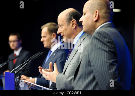 26 octobre 2011 - Bruxelles, BXL, Belgique - Le Premier ministre polonais Donald Tusk (L), le ministre des Finances Jacek Rostowski (C) et secrétaire d'État aux relations de l'UE Mikolaj Dowgielewicz tenir la conférence de presse après la réunion du Conseil européen au Bâtiment Justus Lipsius, siège de l'UE en Banque D'Images