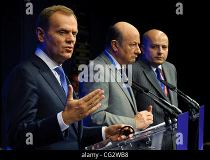 26 octobre 2011 - Bruxelles, BXL, Belgique - Le Premier ministre polonais Donald Tusk (L), le ministre des Finances Jacek Rostowski (C) et secrétaire d'État aux relations de l'UE Mikolaj Dowgielewicz tenir la conférence de presse après la réunion du Conseil européen au Bâtiment Justus Lipsius, siège de l'UE en Banque D'Images