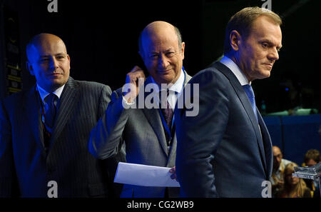 26 octobre 2011 - Bruxelles, BXL, Belgique - Le Premier ministre polonais Donald Tusk (R), le ministre des Finances Jacek Rostowski (C) et secrétaire d'État aux relations de l'UE Mikolaj Dowgielewicz tenir la conférence de presse après la réunion du Conseil européen au Bâtiment Justus Lipsius, siège de l'UE en Banque D'Images