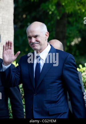 Le 10 novembre 2011 - Athènes, Grèce - sortant le premier ministre grec George PAPANDREOU laisse de palais présidentiel. Le nouveau Premier Ministre grec Lucas Papademos s'est adressé à la presse devant le palais présidentiel. Lucas Papademos ancien vice-président de la Banque centrale européenne a été choisie pour diriger e Banque D'Images